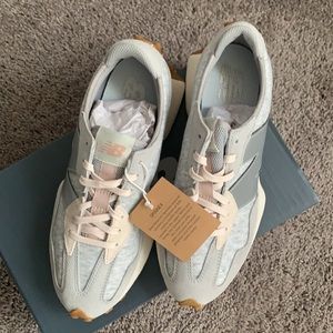 Womens 9.5, New Balance Sneaker 327